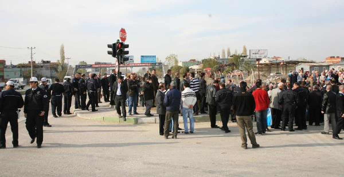 Pazar Yeri ve Otobüs Hattı İçin Yol Kapattılar