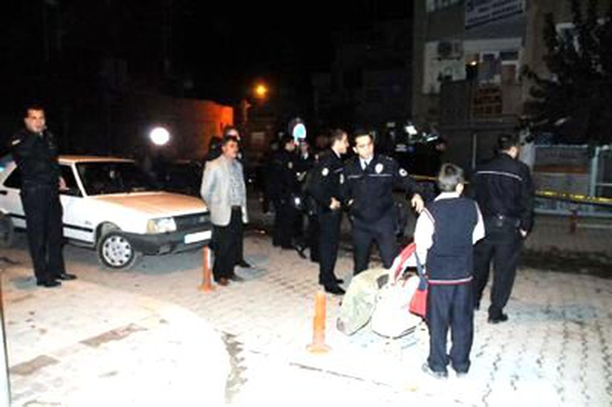 Polis Merkezi Önünde Şüpheli Poşet Paniği