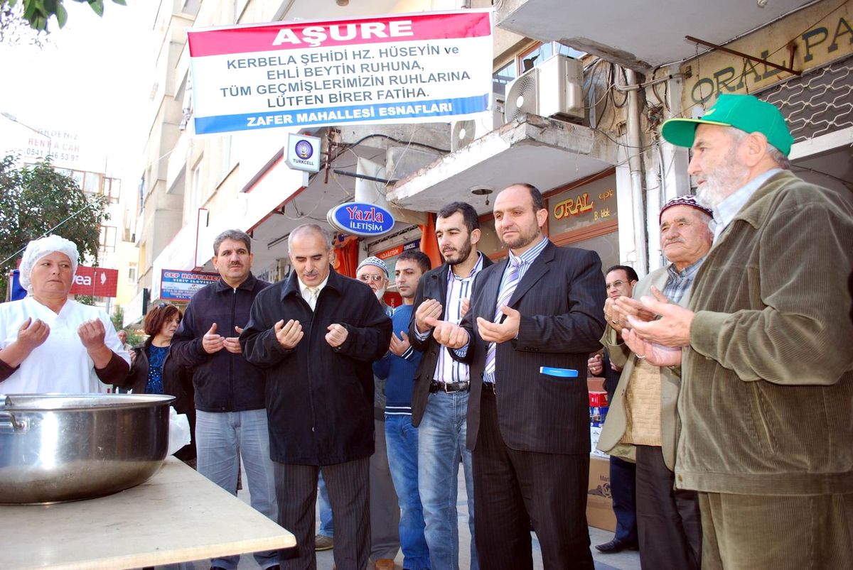 Salihli\'de Mahalle Esnafı Aşure Dağıttı