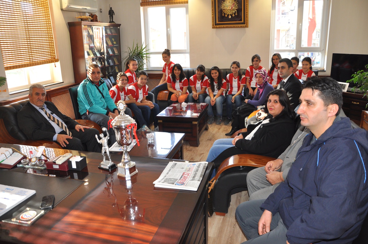 Şampiyon Voleybolcular, Başkan Şahin\'i Ziyaret Etti