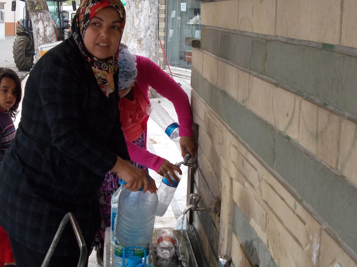 Şarköy\'de Suyu Kesilen Vatandaş Çeşmelere Koşuyor