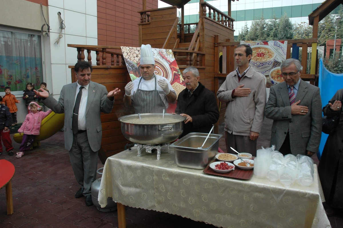 Şehzade Mehmet İlköğretim Okulu\'nda Aşure Günü