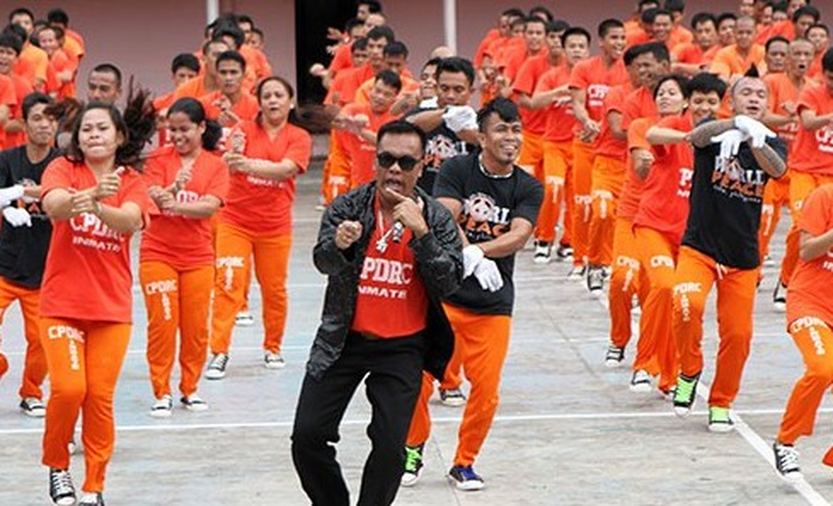 Tayland\'da Mahkumlardan Gangam Style Dansı