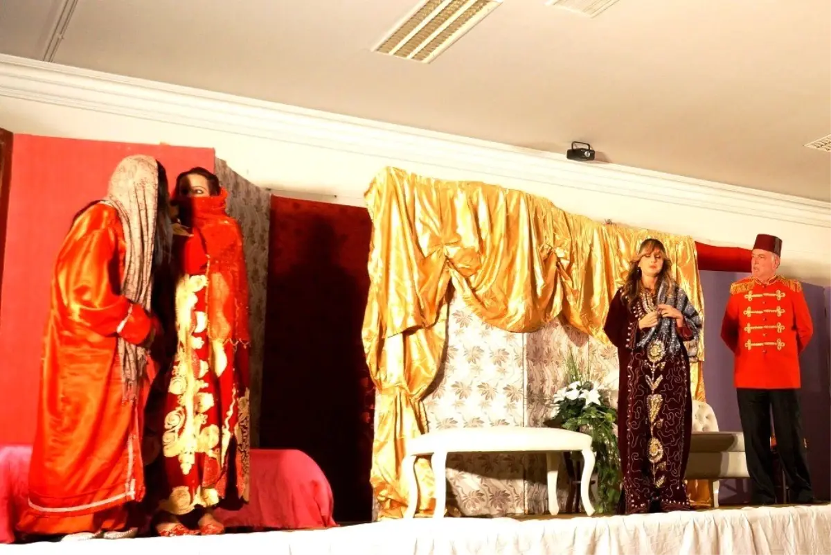 Tiyatro Oyunları, Öğrenci Yurdu Yararına Sahnelendi