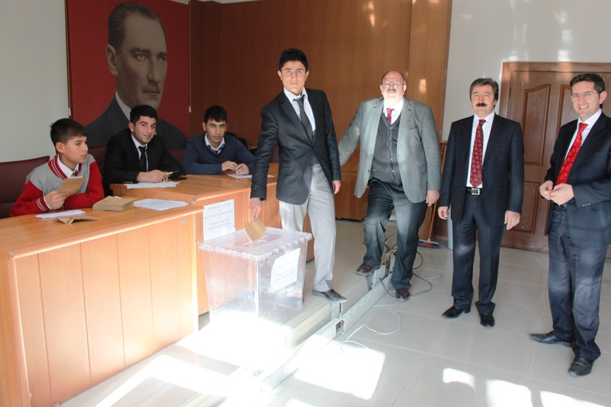 Van\'da Öğrenci Meclisi Başkanlığı Seçimi