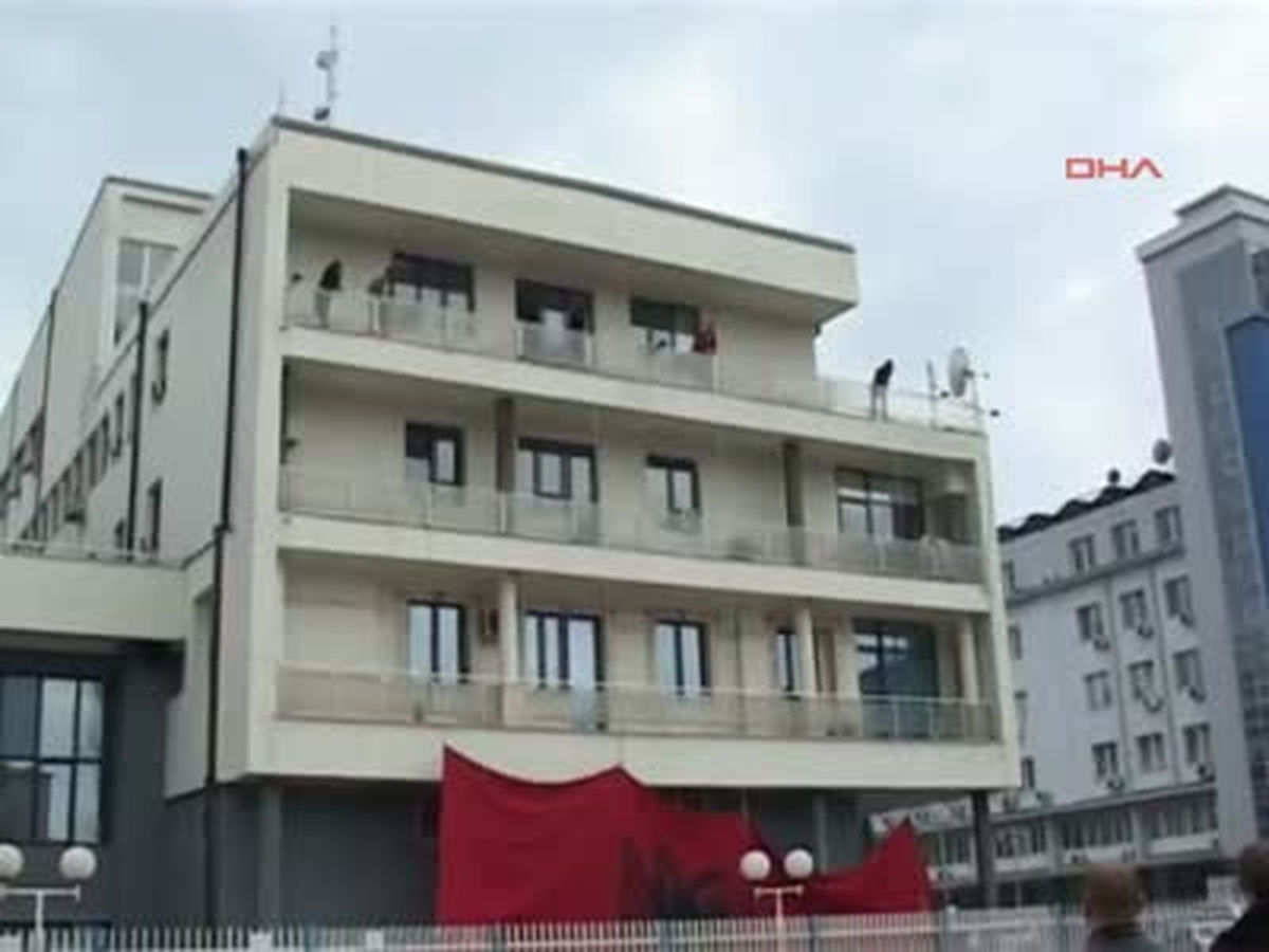 Vetvendosye Hareketi Milletvekileri Kosova Meclisi Binasına Dev Arnavutluk Bayrağı Astı