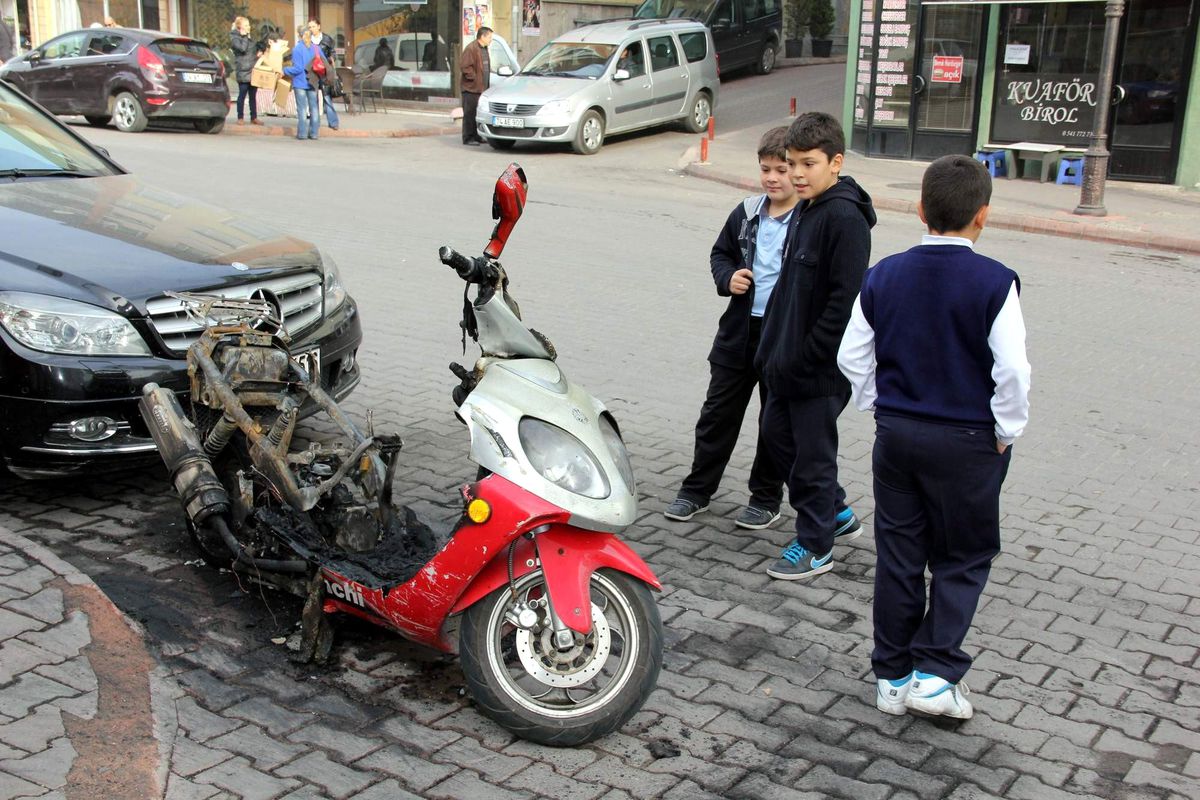 Yanan Motosiklet Hurdaya Döndü