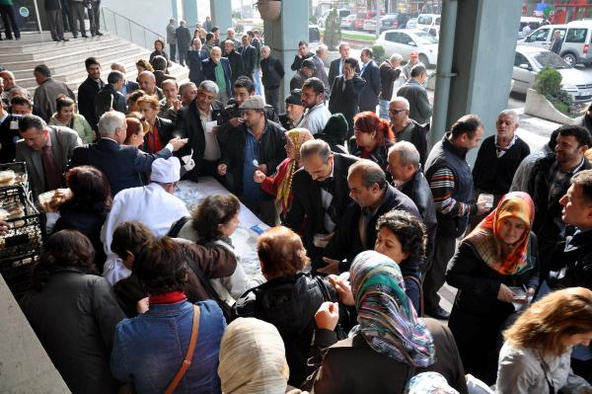 Zonguldak Belediyesi 5 Bin Kap Aşure Dağıttı