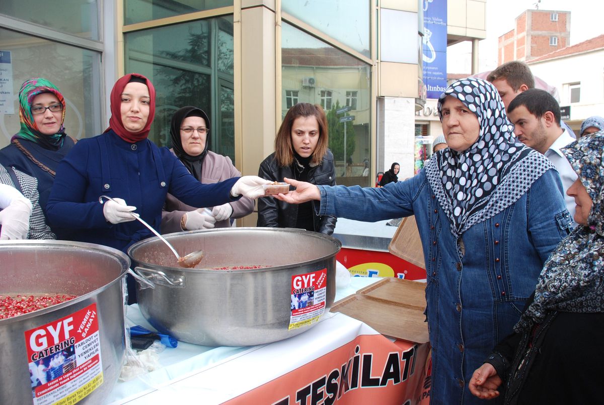 Ak Partililer Aşure Dağıttı