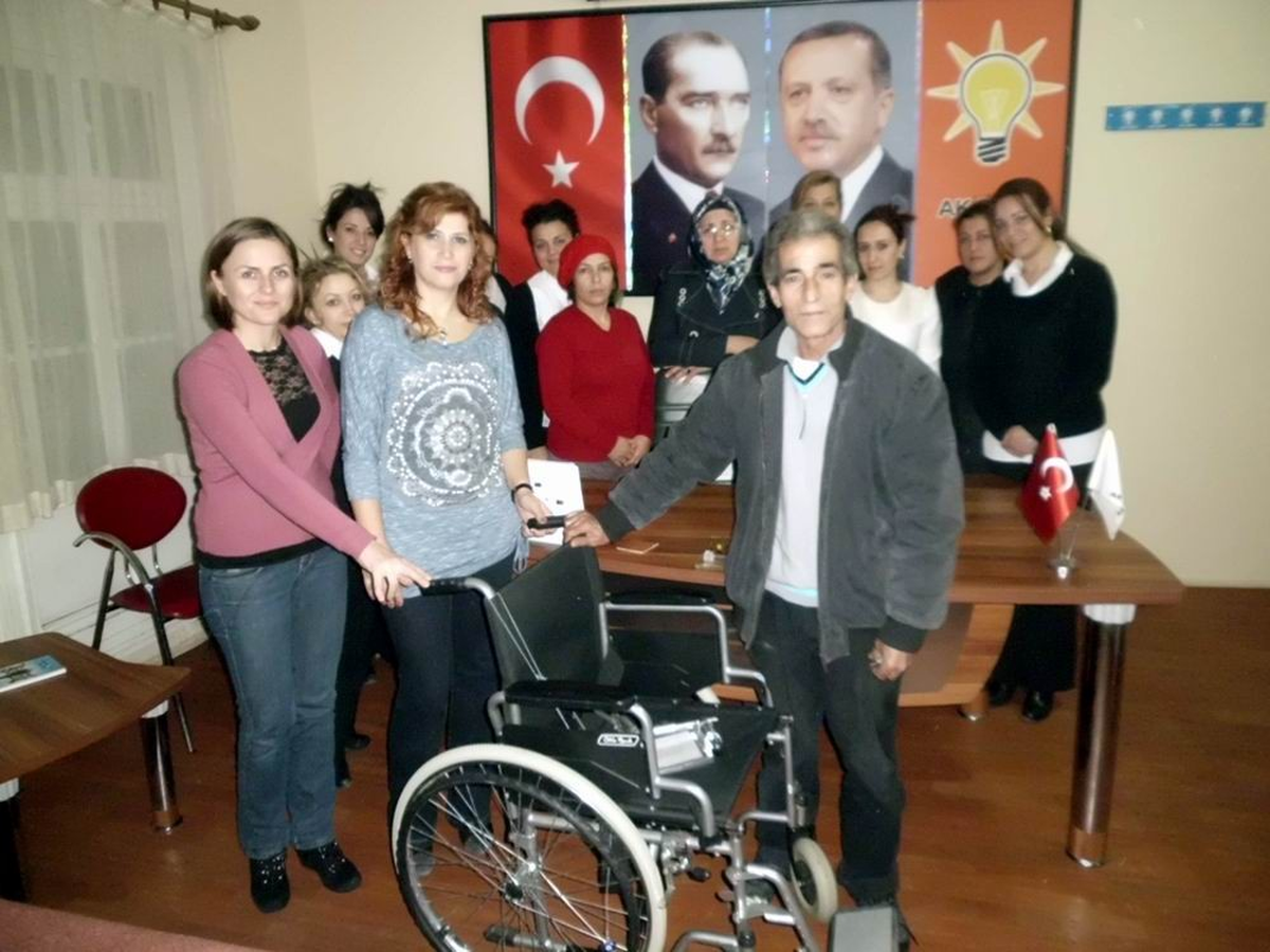 Ayvalık\'ta AK Parti\'den Engelliye Tekerlekli Sandalye