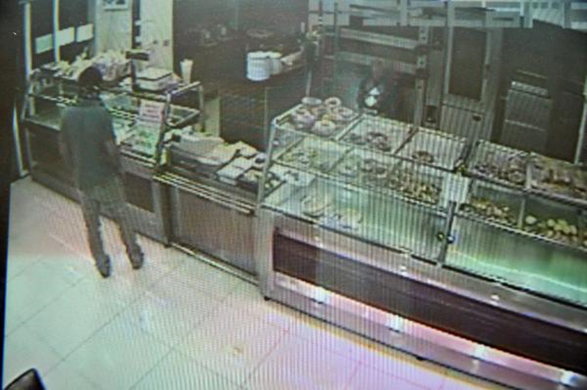 Başörtüsüyle Yüzünü Gizleyip Yazar Kasayı Çaldı, Kameraya Yakalandı