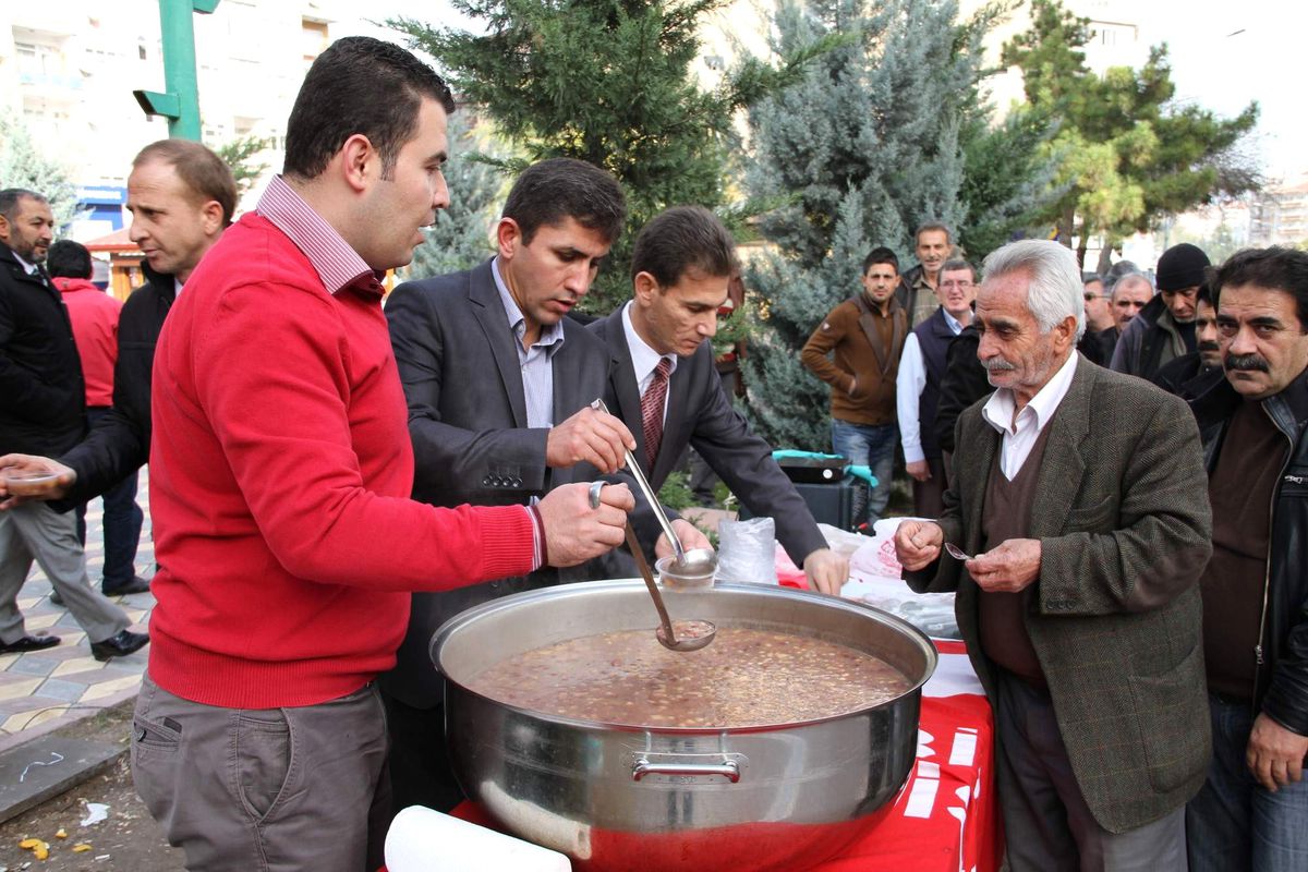 BBP 700 Kişiye Aşure Dağıttı