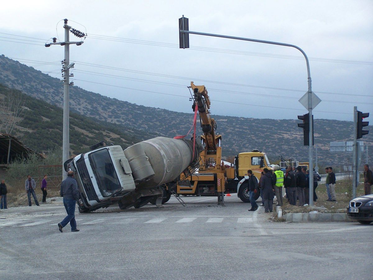 Beton Mikseri Tur Otobüsüne Çarptı: 1 Yaralı
