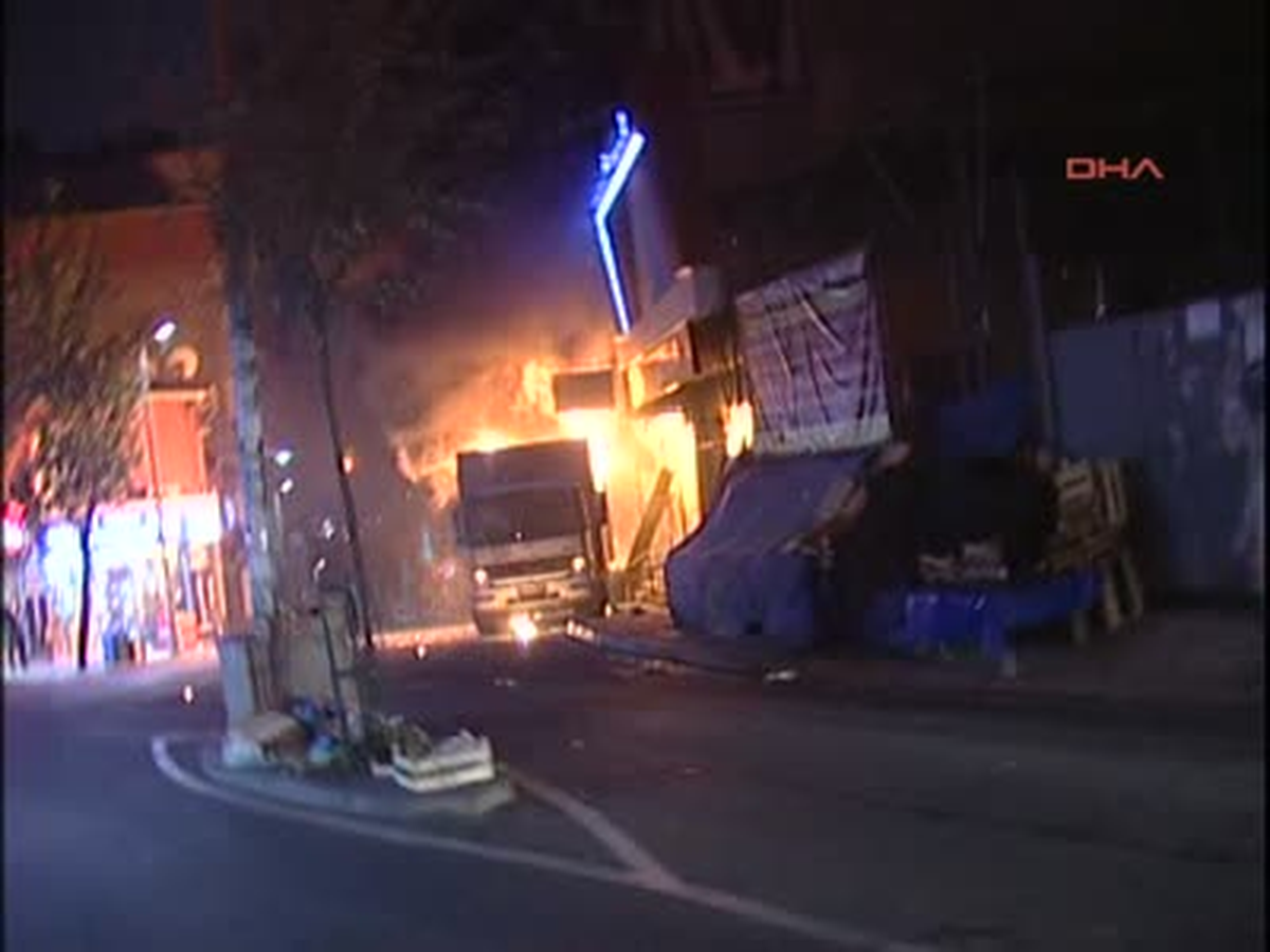 Beyoğlu\'nda Molotofkokteyli Atılan Kamyon Alev Alev Yandı