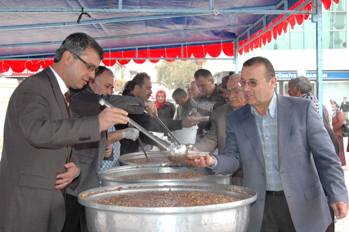 Bucak Belediyesi\'nden 6 Bin 500 Kişiye Aşure İkramı