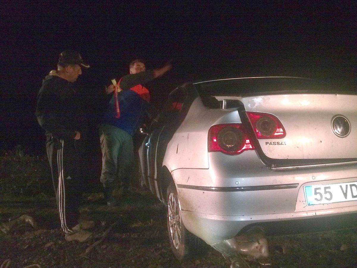 Dereye Uçan Otomobili İtfaiye Kurtardı