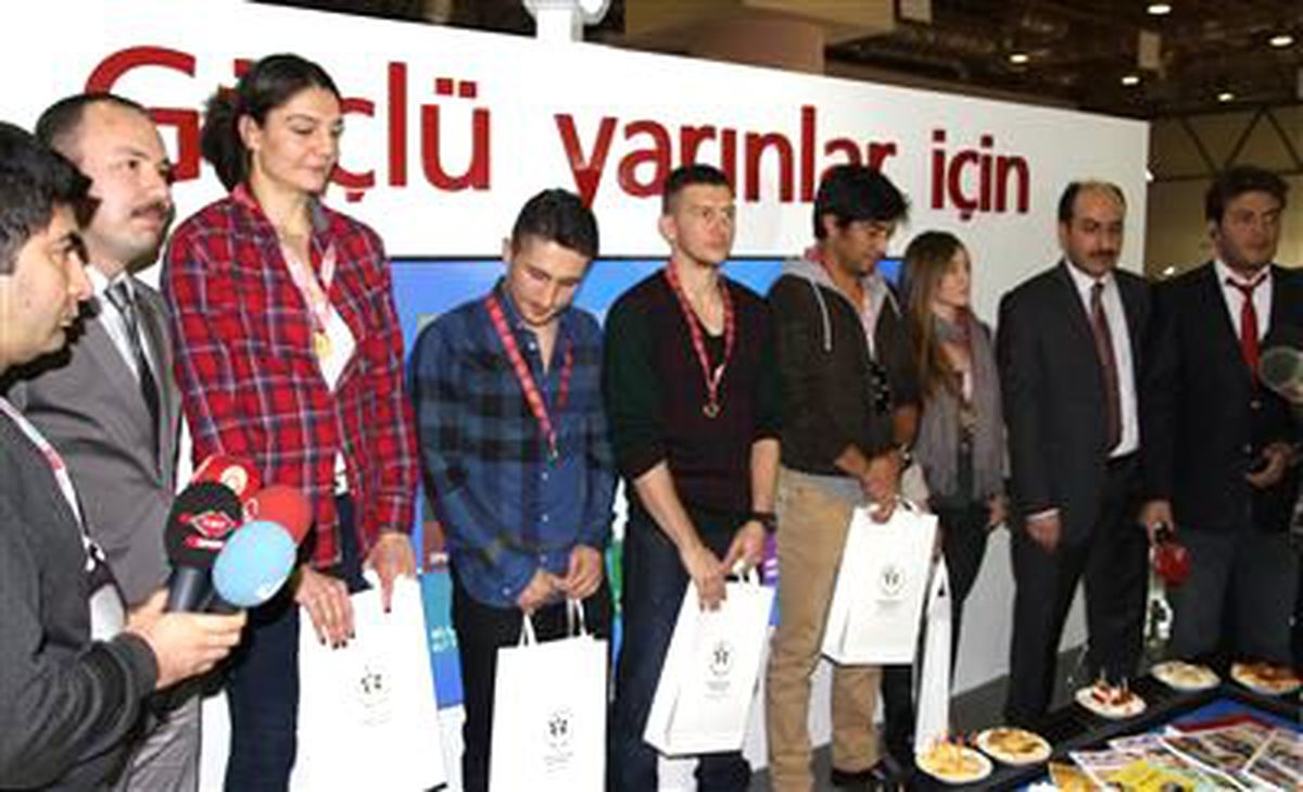 Gençlik ve Spor Bakanlığı\'nın CeBIT Fuarındaki Standına Sporculardan Ziyaret