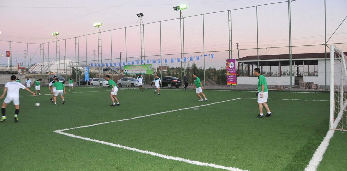 Ggc ve Kayapınar Belediyesi\'nin Düzenlediği Halı Saha Futbol Turnuvası Başladı