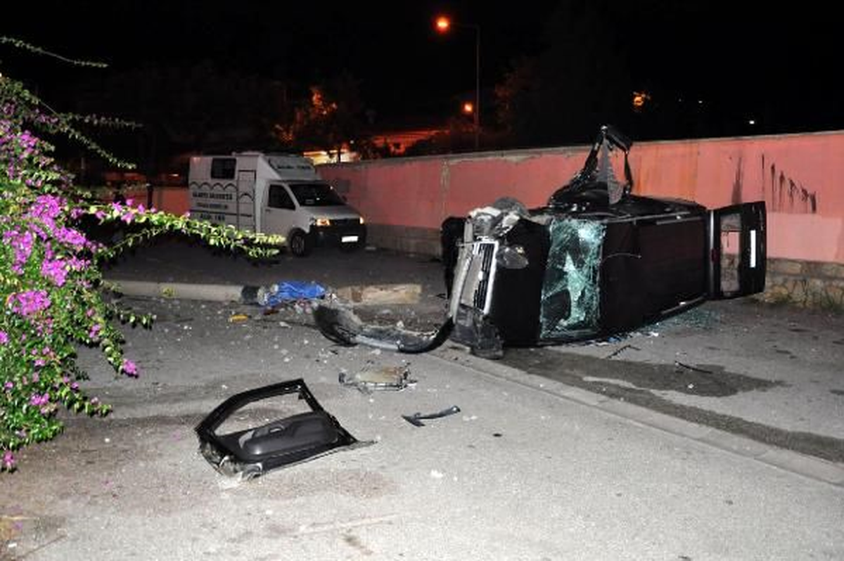 Hafif Ticari Araç Aydınlatma Direğine Çarptı: 1 Ölü, 3 Yaralı