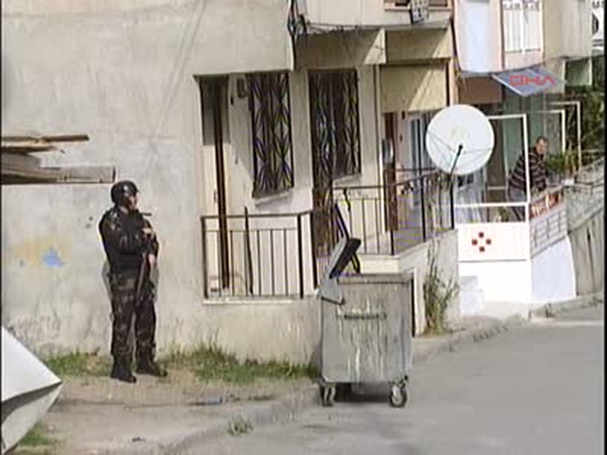 İzmir 11 Saat Direnip Kendini Vurdu