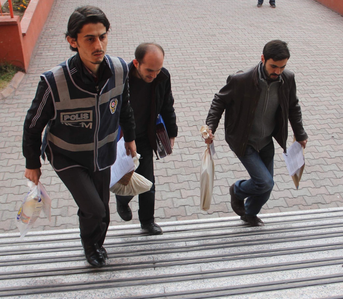 Karabük Polisinden Eş Zamanlı Uyuşturucu Operasyonu