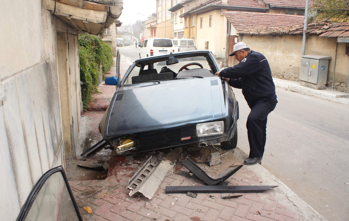 Kardeşlerini Okula Götürürken Kaza Yaptı