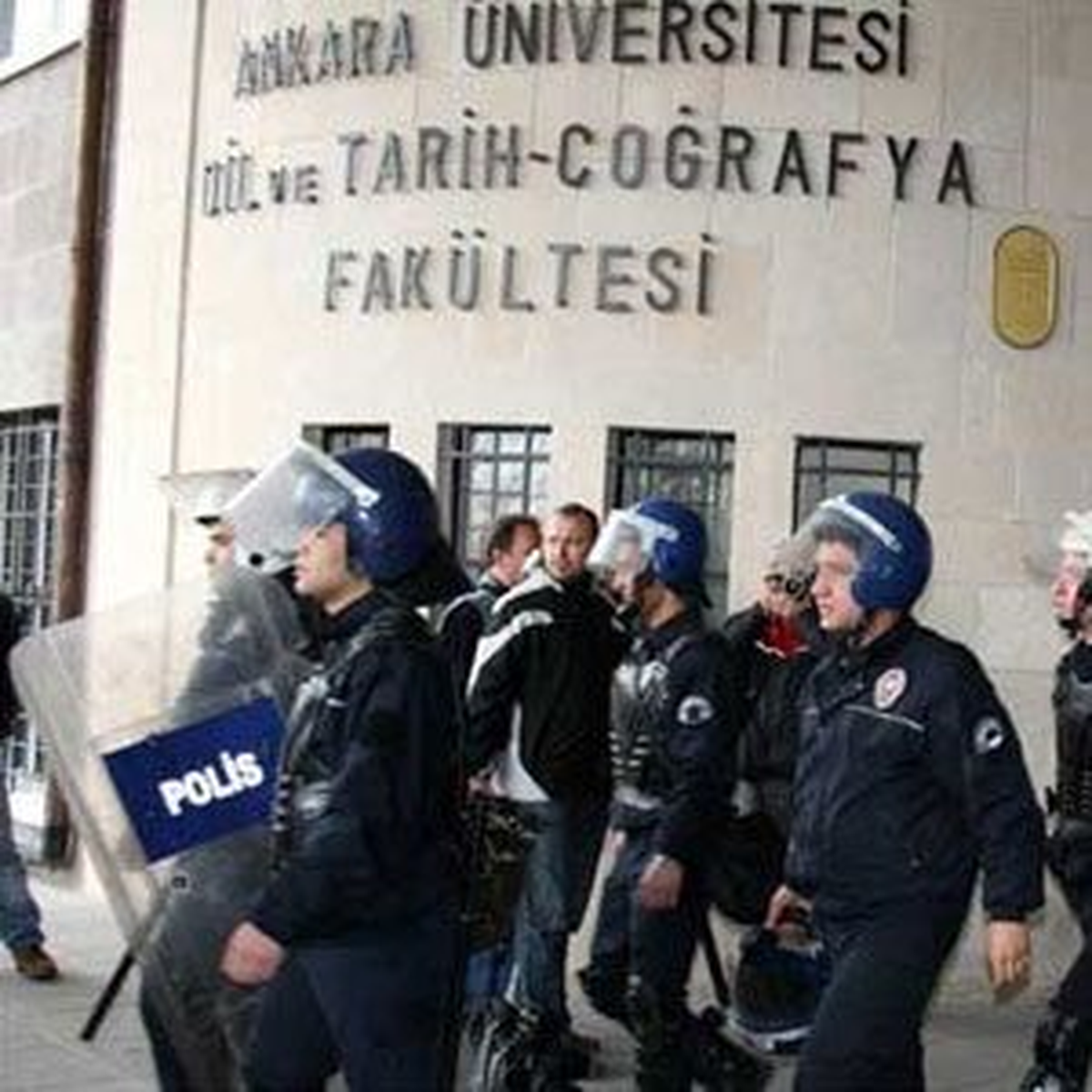 Karşıt Görüşlü Öğrenciler Birbirine Girdi