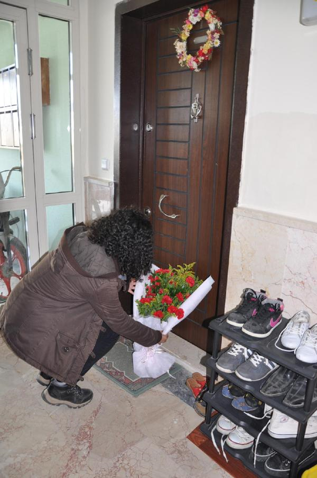 Kocası Tarafından Öldürülen Yeter Bilgen\'in Evinin Önüne Çiçek