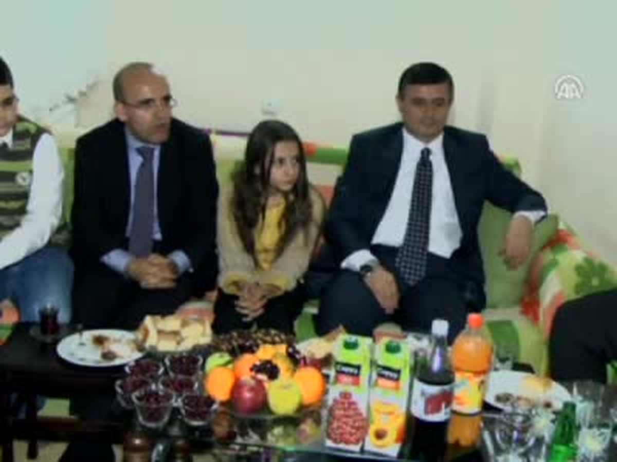 Maili Valiye Attı, Kapısını Bakan Çaldı