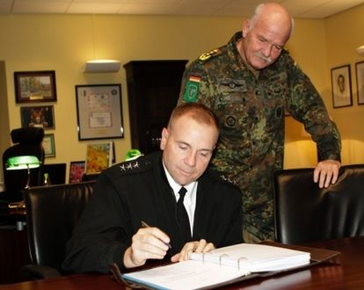 NATO Müttefik Kara Komutanı Korgeneral Hodges."Patriotlar Bir Savunma Sistemi."