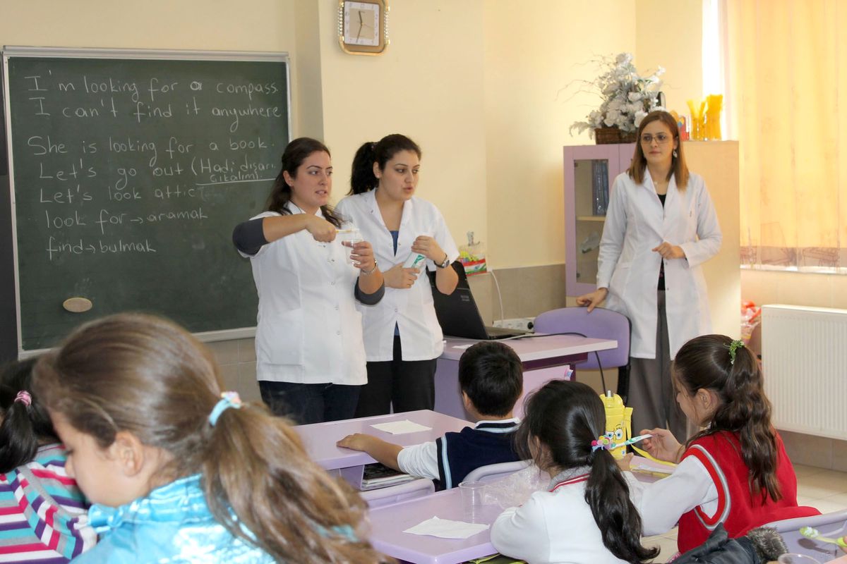 Öğrencilere Diş Sağlığı Eğitimi