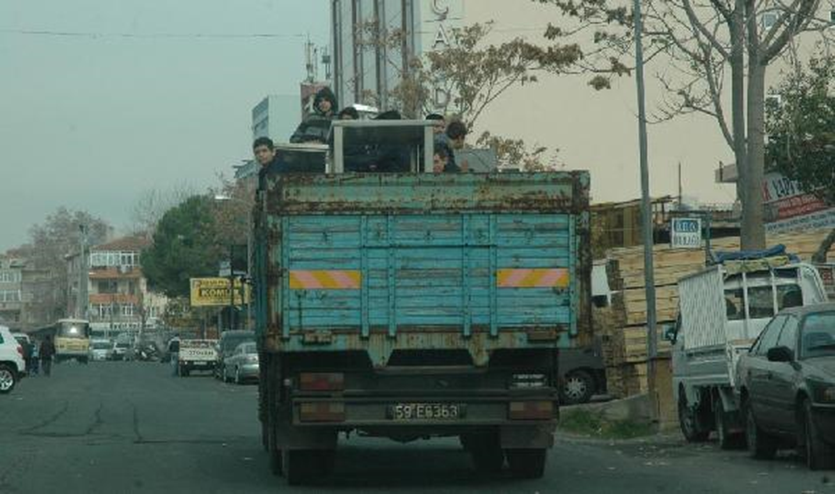 Öğrencilerin Kamyon Kasasındaki Yolculuğuna İnceleme