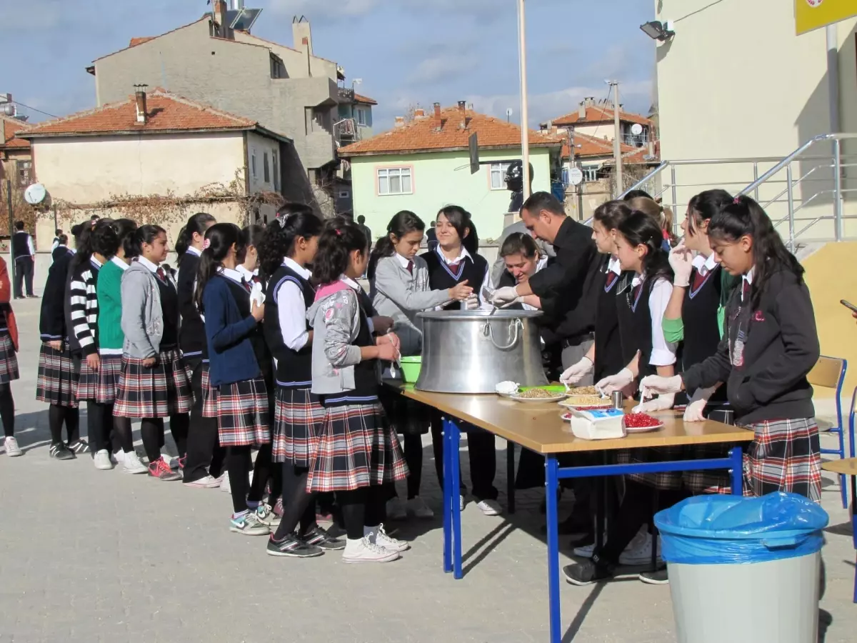 Öğretmenlerden Öğrencilere Aşure