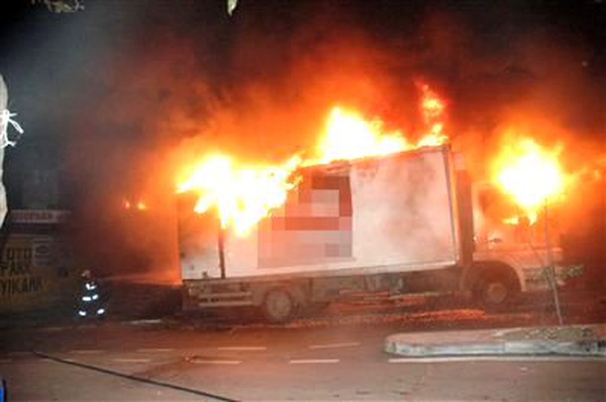 Beyoğlu\'nda Kamyona Molotoflu Saldırı