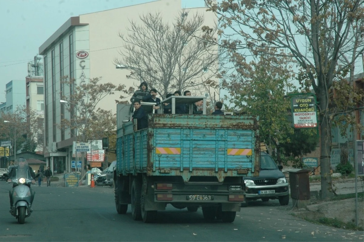 Okul Saatinde Eşya Taşıyıp Kamyon Üzerinde Seyahat Ettiler