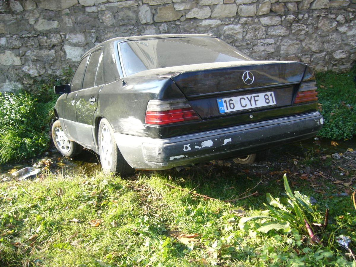 Otomobil Dereye Uçtu