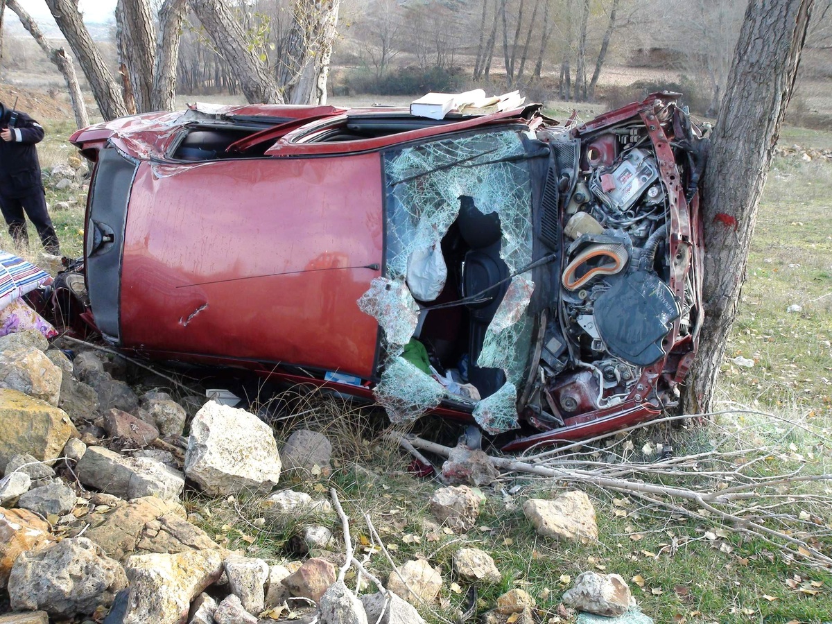 Otomobil Elektrik Direğine Çarptı: 3 Yaralı