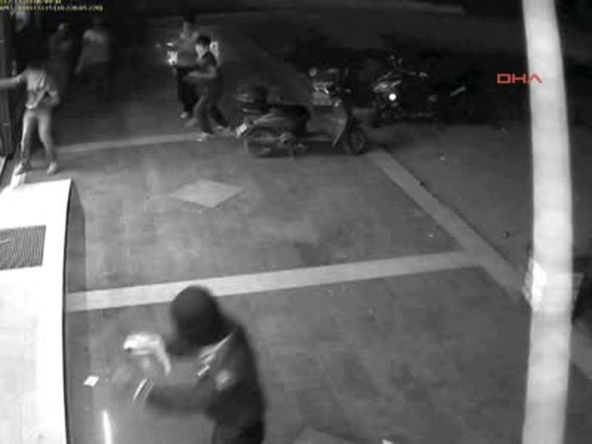 PKK Yandasları Marketi Böyle Bombaladı Mersin\'de PKK Yandaşlarının Bir Markete Ses Bombası Atması...