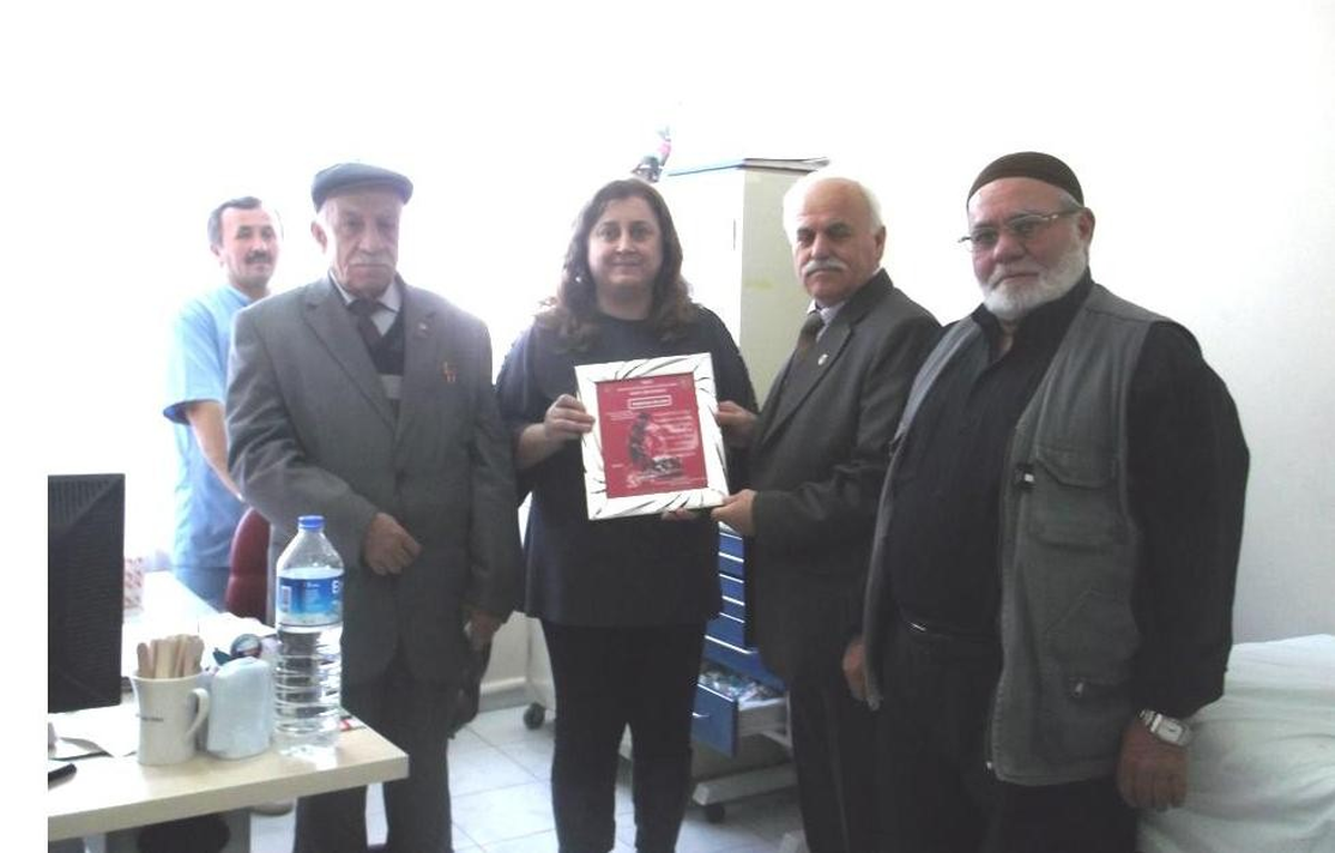 Şehit Babasını Sağlığına Kavuşturan Doktora Şükran Plaketi