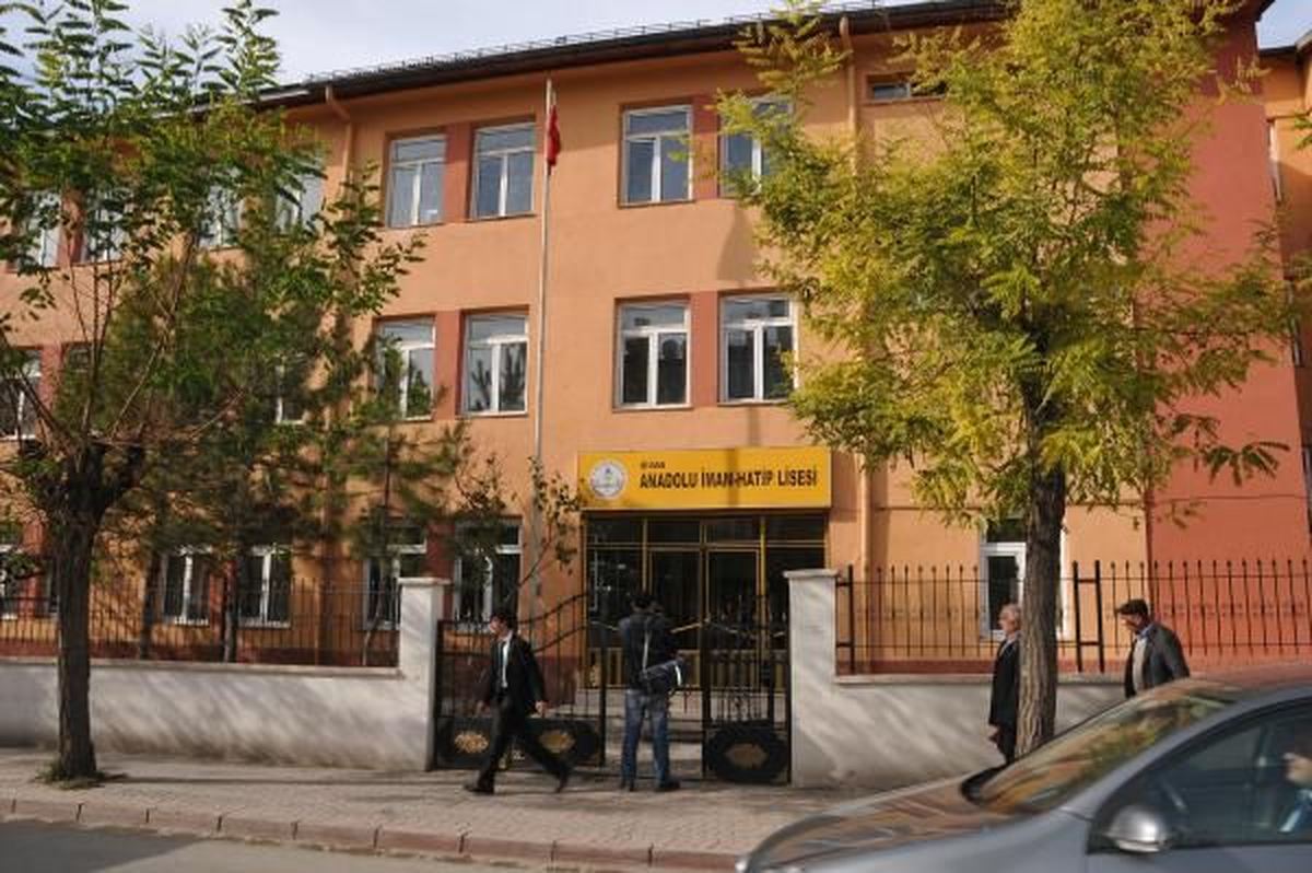 Sivas İmam Hatip Lisesi Pansiyonunda İçki İçen 6 Öğrenci Başka Okula Nakledildi Sivas Anadolu İmam...