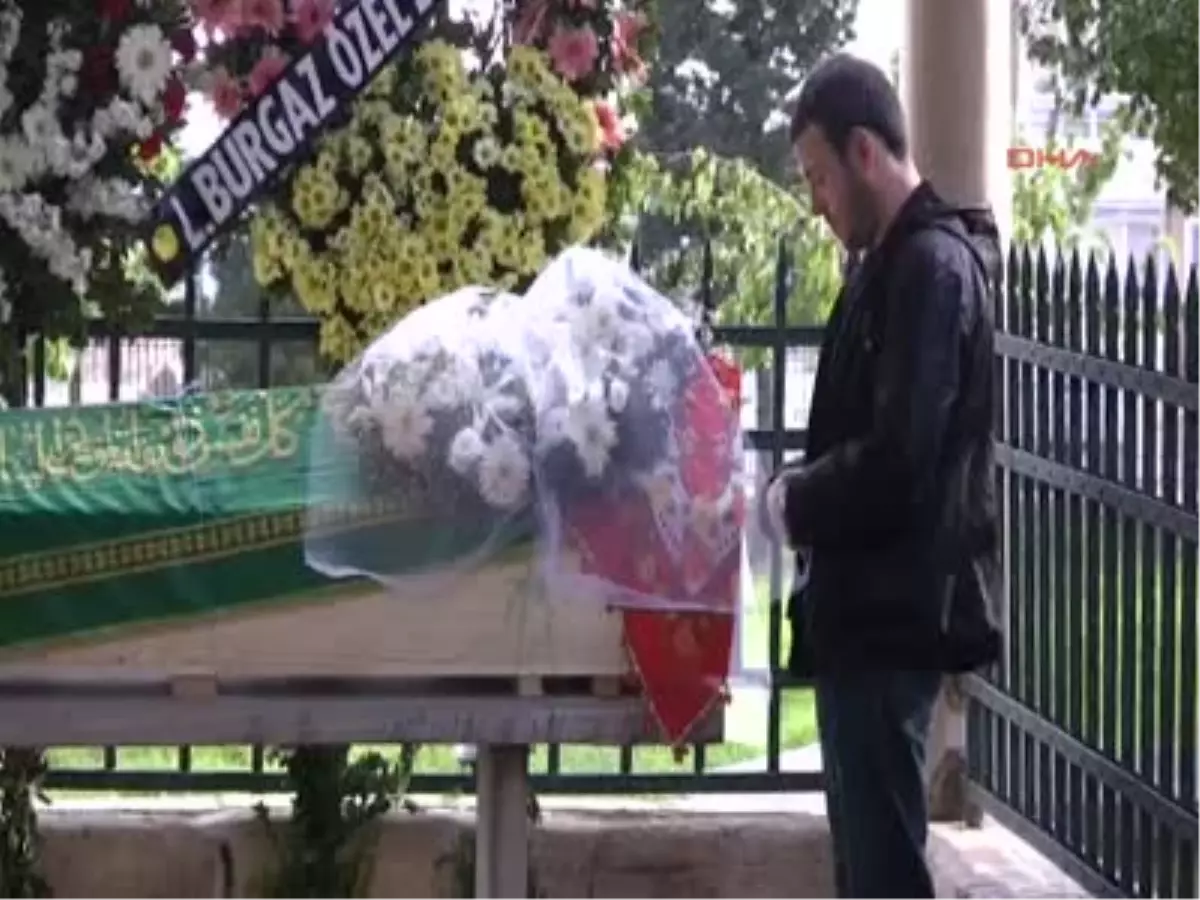 Tekirdağ Yatağında Ölü Bulunan Genç Hemşire Toprağa Verildi