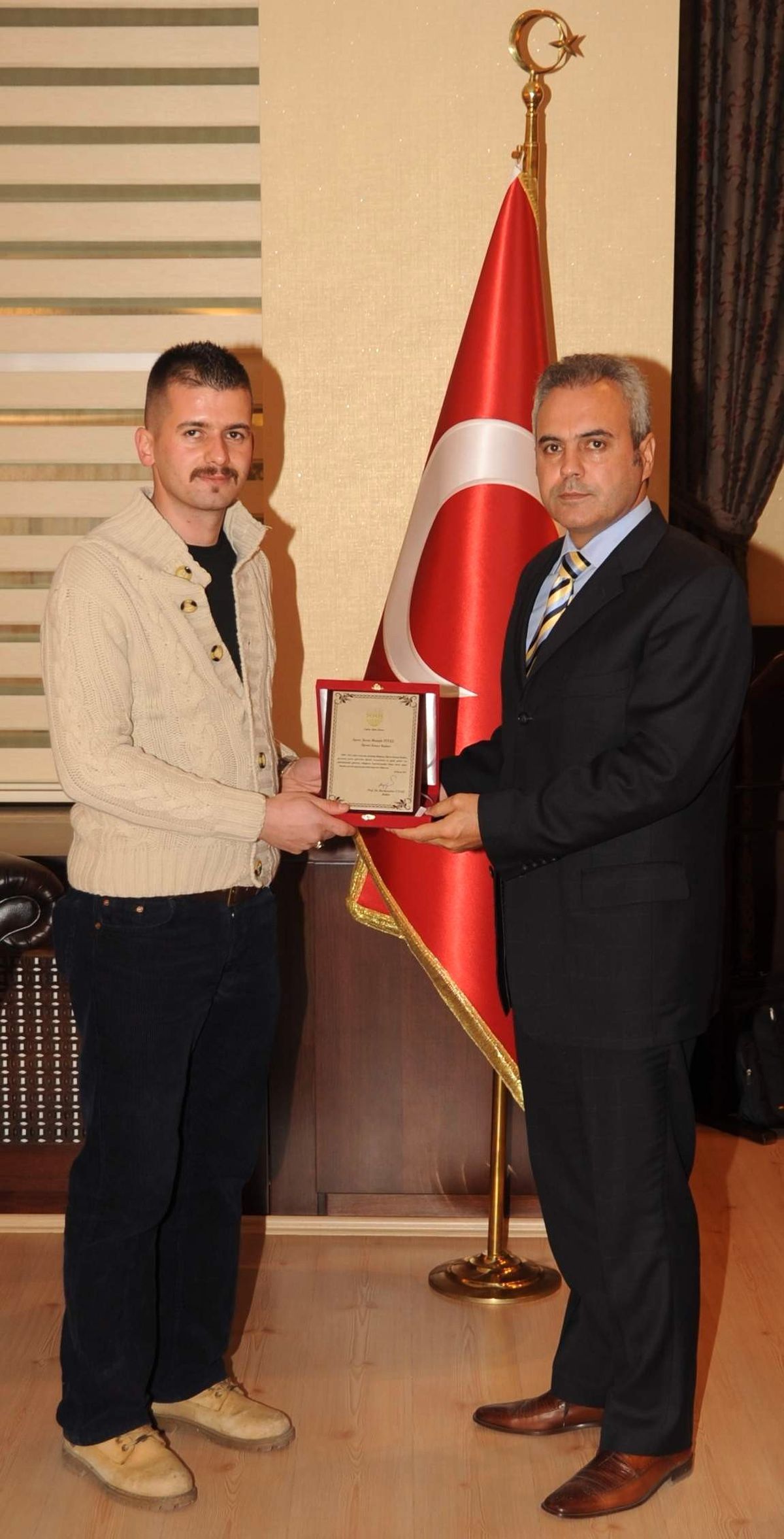 Uysal\'dan Eski Öğrenci Konsey Başkanımıza Plaket