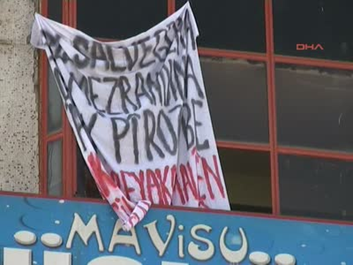 Van Piknik Tüpüne Bağlı Pankart Polisi Alarma Geçirdi Van\'da Kimliği Belisiz Kişi ya da Kişiler...