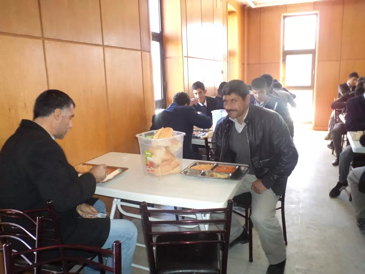 Veliler Öğrencilere Verilen Yemeği Kontrol Etti