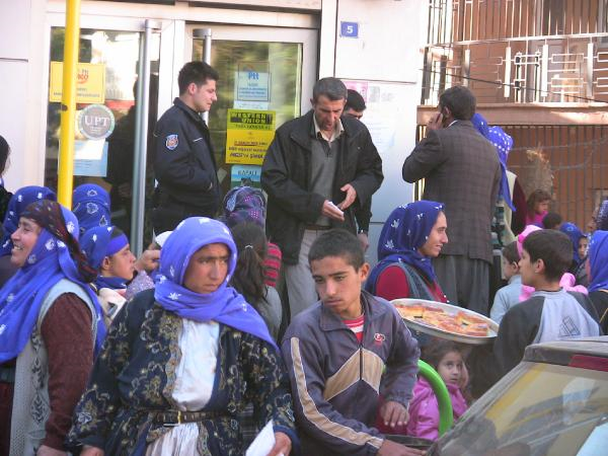Viranşehir\'de Eğitim Yardımı İzdihamı