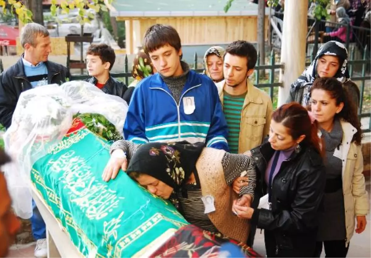 Yatağında Ölü Bulunan Genç Hemşire Toprağa Verildi