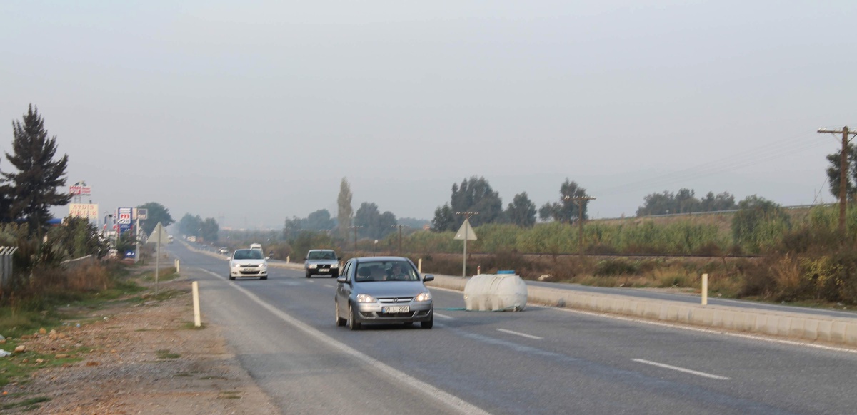 Yola Düşen Su Tankı Kazaya Neden Oluyordu