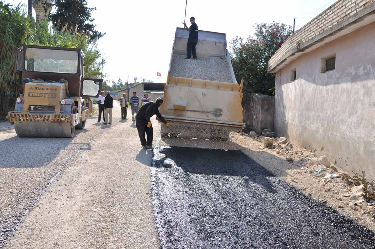 Yüreğir Belediyesi Köy Yollarını Asfaltlıyor