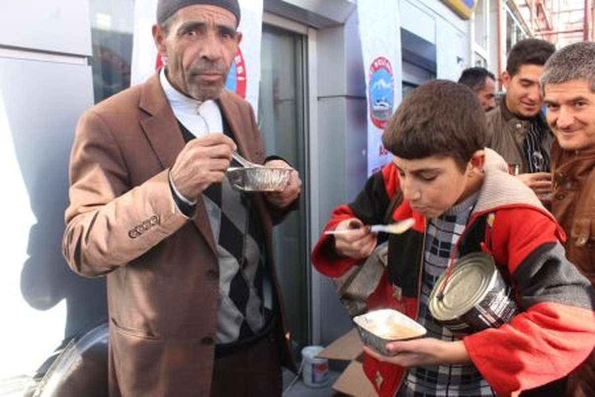 Ağrı Belediyesi, 5 Bin Kişiye Aşure Dağıttı
