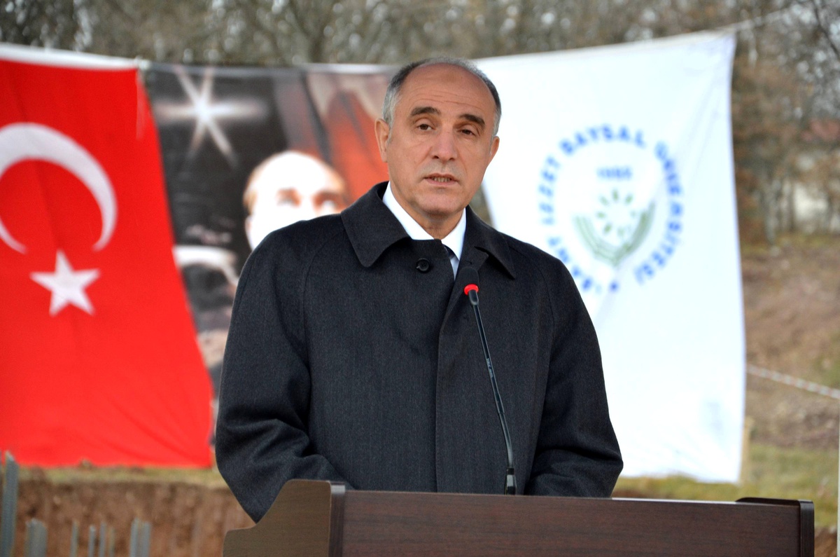 Aibü\'de Çok Amaçlı Spor Salonu\'nun Temeli Atıldı